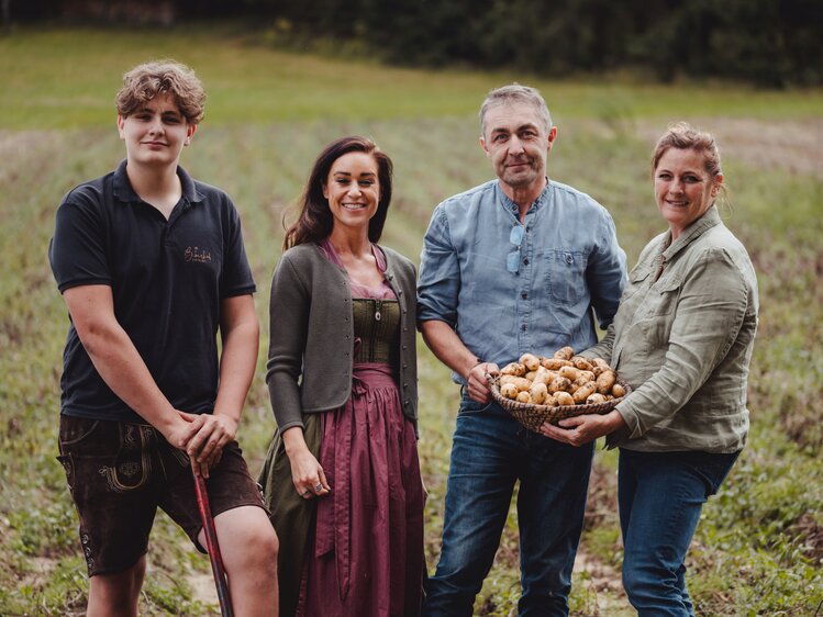 Familie Friesenecker vom Biberhof im Mühlviertel mit cookingCatrin am Erdäpfelacker | © Footprints Fotografie // cookingCatrin