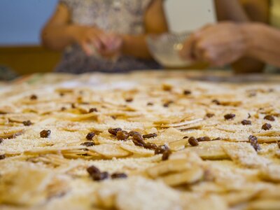 Strudelteig mit geschnittenen Äpfeln, Rosinen und Semmelbrösel | © Urlaub am Bauernhof Oberösterreich / Karin Lohberger