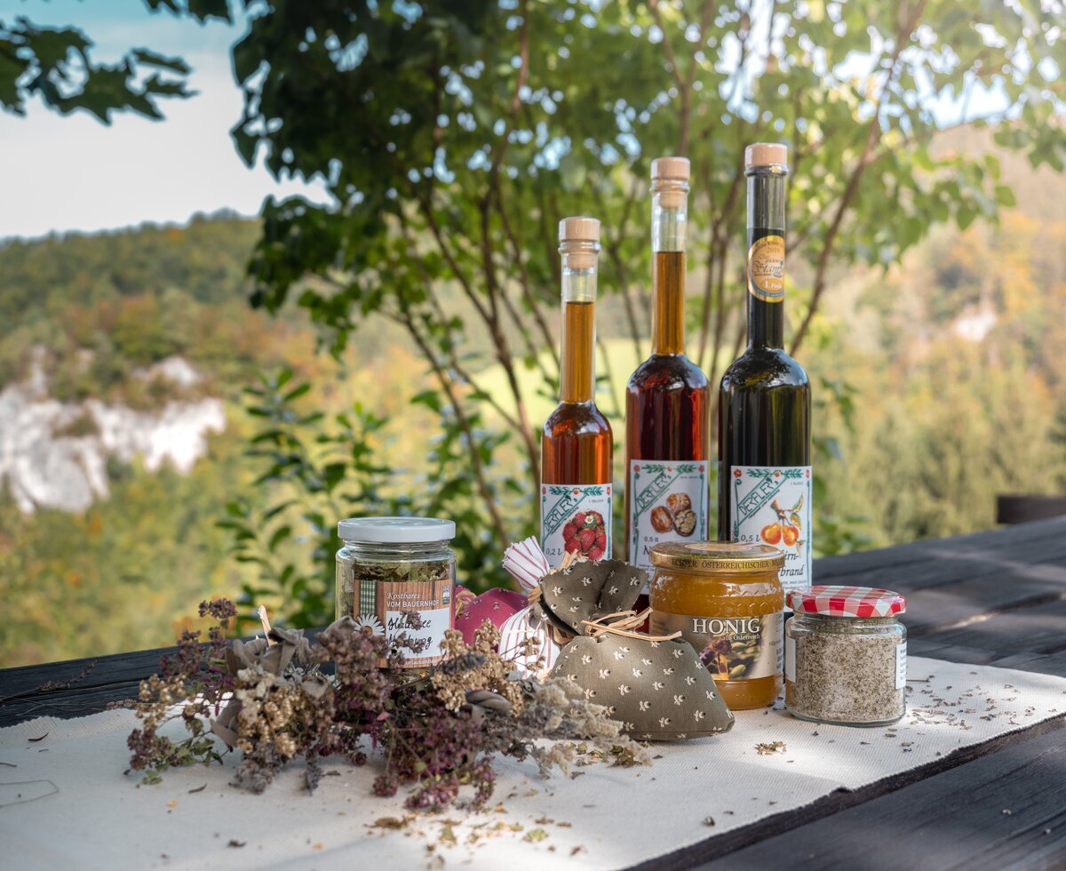 Köstliche Hofprodukte vom Bauernhof | © Urlaub am Bauernhof Oberösterreich / Viktoria Urbanek Köstliche Hofprodukte vom Bauernhof stehen auf dem Tisch | © Urlaub am Bauernhof Oberösterreich / Viktoria Urbanek