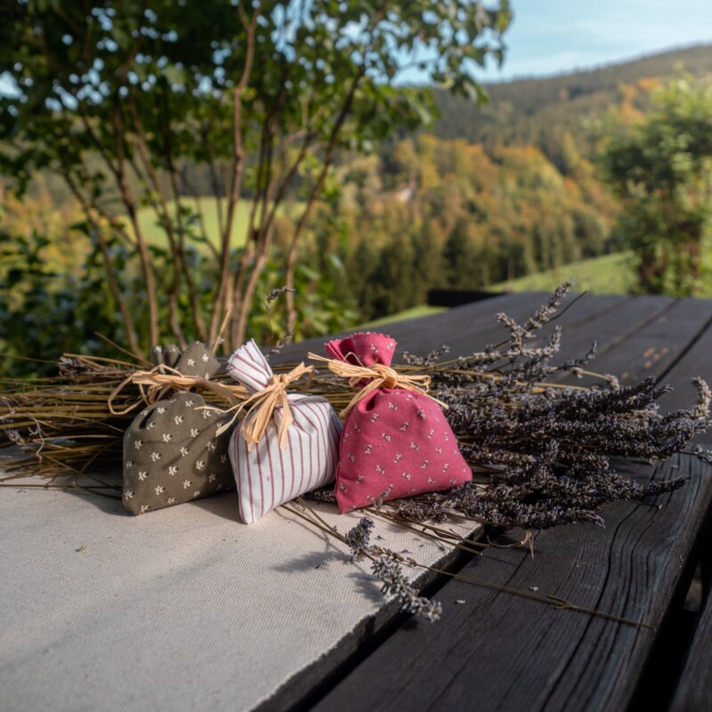 Kräutersackerl, selbst gemacht, liegen auf dem Tisch | © Urlaub am Bauernhof Oberösterreich / Viktoria Urbanek