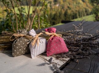 Kräutersackerl, selbst gemacht | © Urlaub am Bauernhof Oberösterreich / Viktoria Urbanek Kräutersackerl, selbst gemacht, liegen auf dem Tisch | © Urlaub am Bauernhof Oberösterreich / Viktoria Urbanek