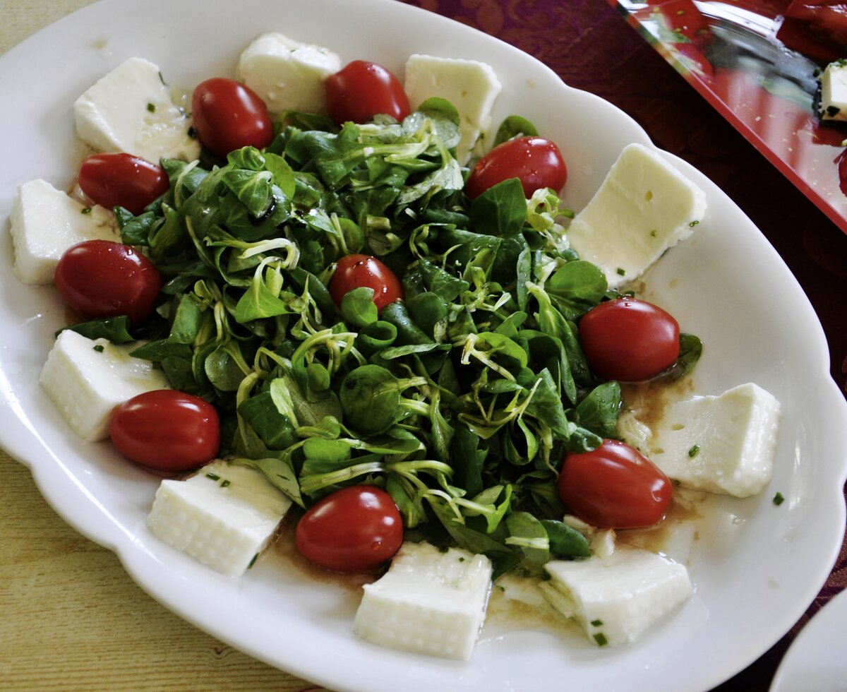 Schafkäse mit Salatgarnitur | © Urlaub am Bauernhof Oberösterreich / Harald Puchegger Schafkäse mit Salatgarnitur und Tomaten angerichtet | © Urlaub am Bauernhof Oberösterreich / Harald Puchegger