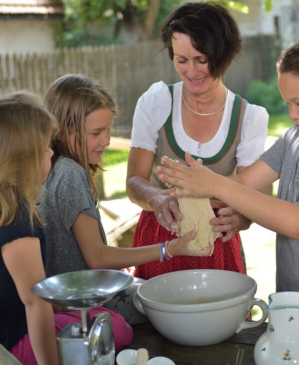 Bäuerin Anneliese Stockinger macht Stockbrot mit Kindern | © Urlaub am Bauernhof Oberösterreich / Ralph Fischbacher