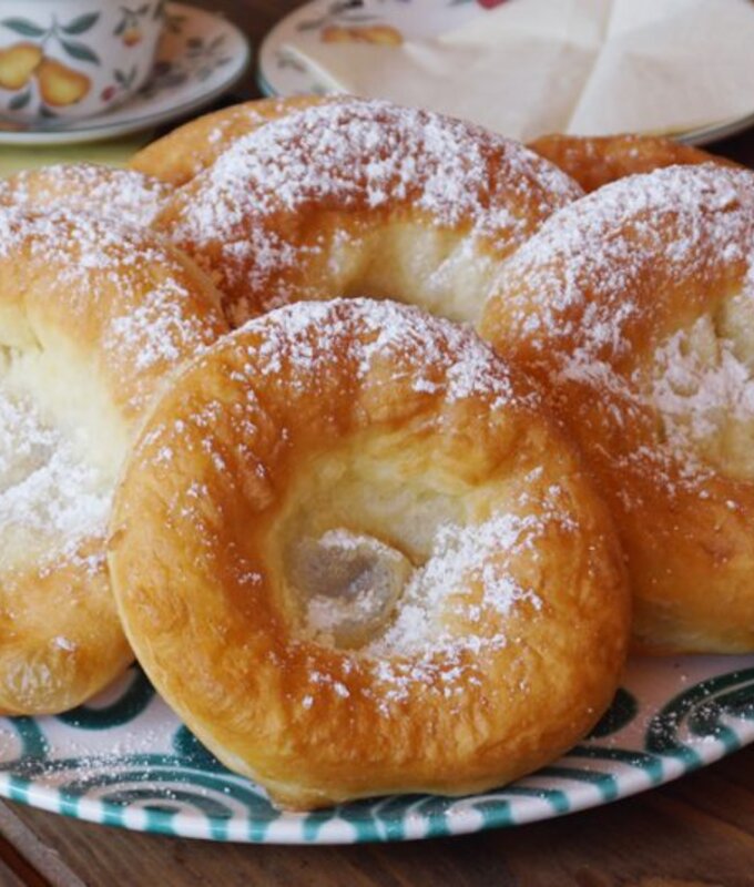 Frische Bauernkrapfen stehen auf dem Tisch. | © Urlaub am Bauernhof Österreich