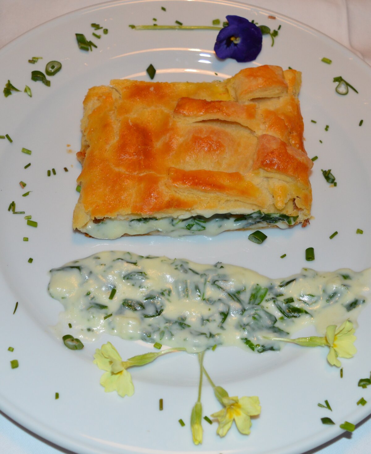 Erdäpfel-Bärlauchstrudel angerichtet mit Bärlauchsauce | © Urlaub am Bauernhof Oberösterreich / Maria Weixlbaumer