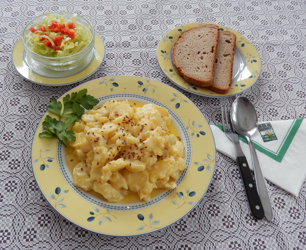 Mühlviertler Leinölerdäpfel | © Urlaub am Bauernhof Oberösterreich / Gertrude Schauer Ein Teller Mühlviertler Leinölerdäpfel mit Schwarzbrot und Salat | © Urlaub am Bauernhof Oberösterreich / Gertrude Schauer
