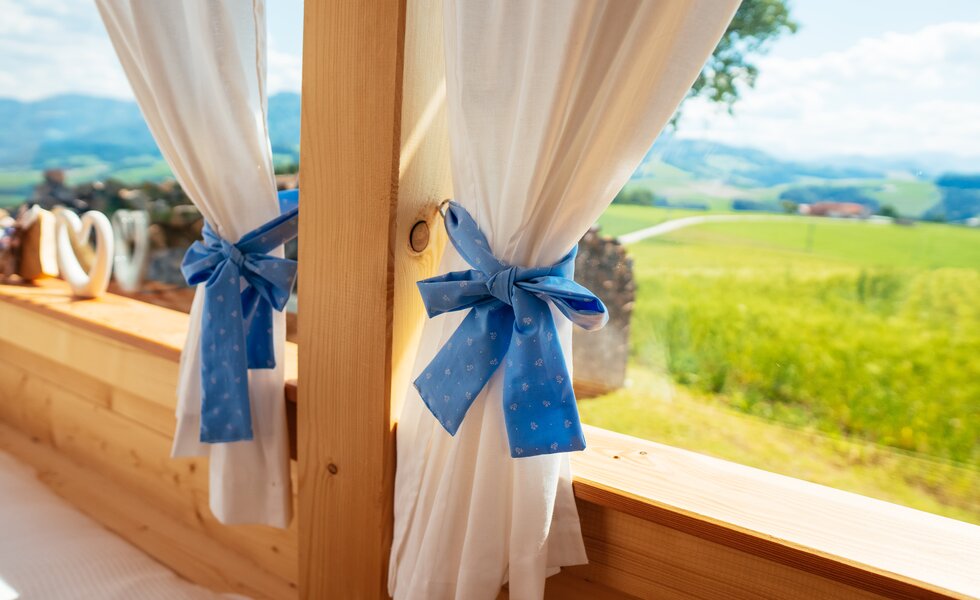 Vorhänge mit Schleifen und liebevollen Details | © Urlaub am Bauernhof Oberösterreich / Daniel Gollner