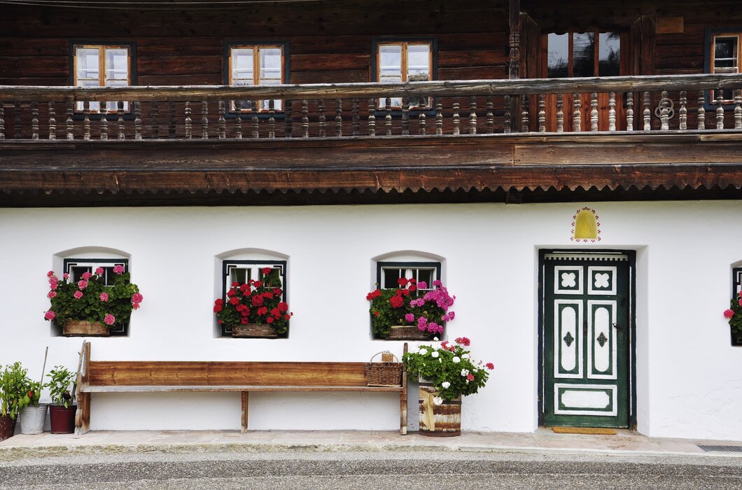 Hausbank vor dem Kaspergut in Feldkirchen/Mattighofen, Innviertel-Hausruckwald | © Urlaub am Bauernhof Oberösterreich / Harald Puchegger