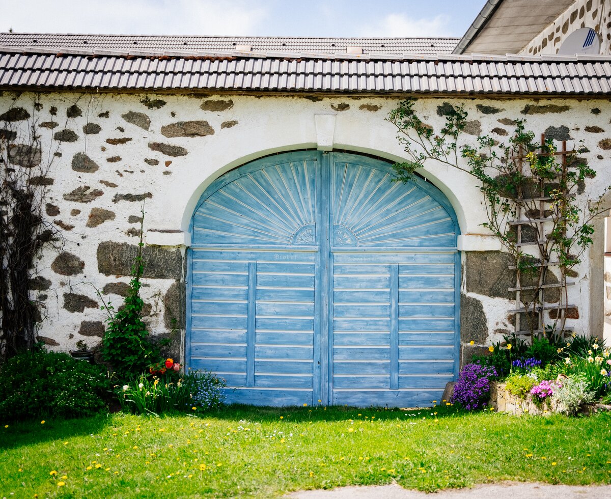 Hoftor am Mühlviertler Steinbloßhof | © Urlaub am Bauernhof Oberösterreich / Daniel Gollner Blaues Hoftor am Mühlviertler Steinbloßhof | © Urlaub am Bauernhof Oberösterreich / Daniel Gollner