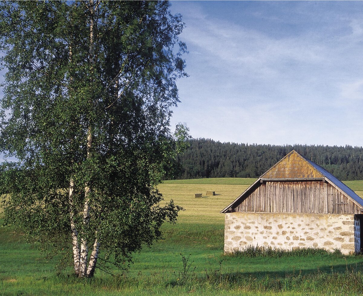 Kleines Haus im Mühlviertler Steinbloßstil umgeben von Feldern und Wäldern | © Oberösterreich Tourismus GmbH / Hermann Erber
