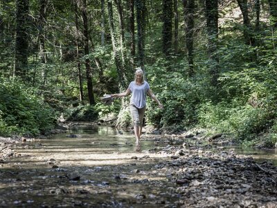 Kneippen im Waldbach | © Oberösterreich Tourismus GmbH / Robert Josipovic Frau kneippt im Waldbach, Mühlviertel | © Oberösterreich Tourismus GmbH / Robert Josipovic