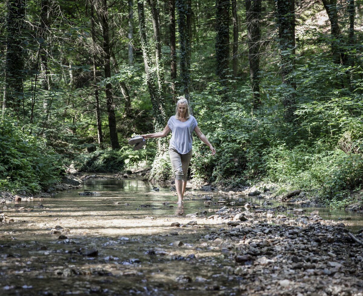 Frau kneippt im Waldbach, Mühlviertel | © Oberösterreich Tourismus GmbH / Robert Josipovic