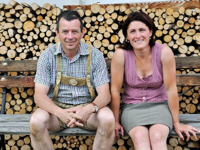 Siegfried und Johanna vom Berghof Thurnergut | © Urlaub am Bauernhof Oberösterreich / Harald Puchegger Gastgeber vom Berghof Thurnergut sitzen auf einer Bank | © Urlaub am Bauernhof Oberösterreich / Harald Puchegger