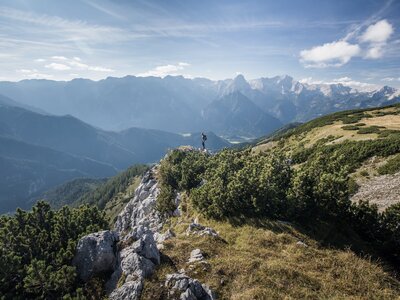 Bergpanorama Totes Gebirge | © Oberösterreich Tourismus GmbH / Robert Maybach Wanderer inmitten der Berge des Toten Gebirges, Nationalparkregion Kalkalpen | © Oberösterreich Tourismus GmbH / Robert Maybach