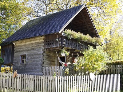 Uriges Ferienhaus, früher ein Getreidespeicher | © Urlaub am Bauernhof Oberösterreich / Harald Puchegger Uriges Ferienhaus aus Holz mit Holzbalkon, Nationalparkregion Kalkalpen | © Urlaub am Bauernhof Oberösterreich / Harald Puchegger