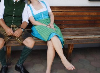 Tracht im Salzkammergut | © Urlaub am Bauernhof Oberösterreich / Harald Puchegger Mann und Frau in Tracht, Lederhose und Dirndl, im Salzkammergut | © Urlaub am Bauernhof Oberösterreich / Harald Puchegger