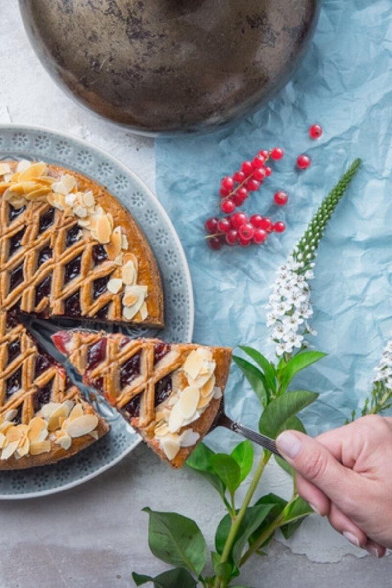 Linzer Torte wird aufgeschnitten | © Linz Tourismus / ms Fotogroup