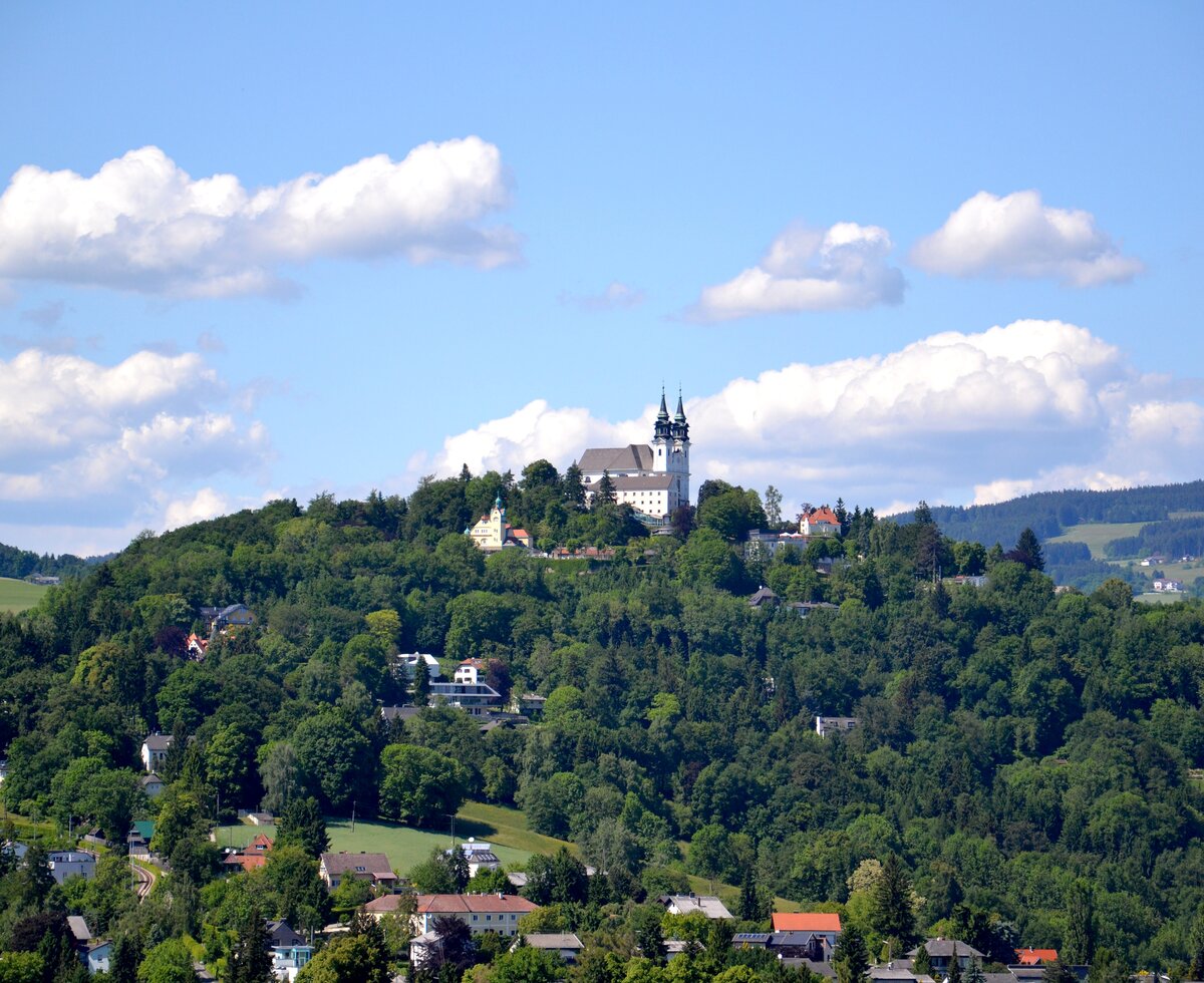 Pöstlingberg bei Linz | © Oberösterreich Tourismus GmbH / Eckerstorfer Blick auf den grünen Pöstlingberg bei Linz mit der Wallfahrtskirche, Zentralraum | © Oberösterreich Tourismus GmbH / Eckerstorfer