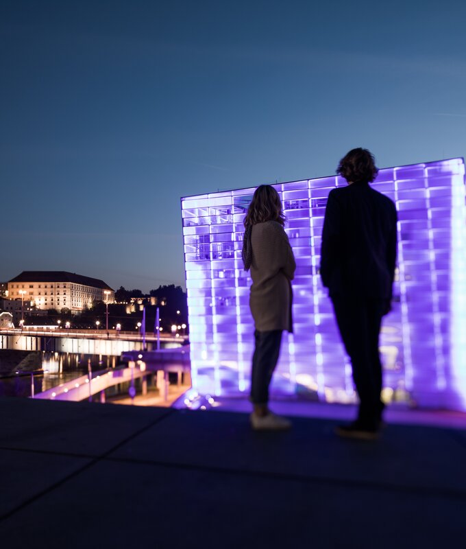 Ars Electronica Center in Linz, blau beleuchtet in der Nacht, Zentralraum | © Oberösterreich Tourismus GmbH / Robert Maybach