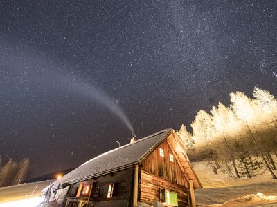 Berghütte unter dem Sternenhimmel | © Oberösterreich Tourismus GmbH / David Lugmayr Winterliche Berghütte unter dem Sternenhimmel, Nationalparkregion Kalkalpen | © Oberösterreich Tourismus GmbH / David Lugmayr