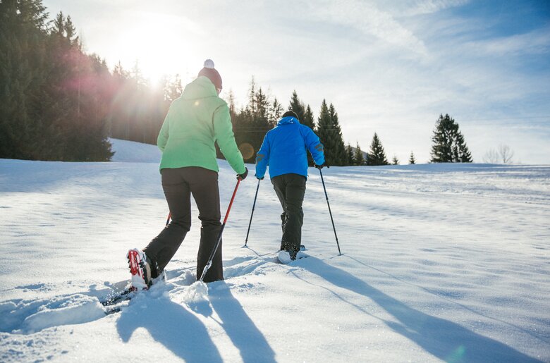 Paar wandert mit Schneeschuhen auf den Berg | © Urlaub am Bauernhof Oberösterreich / Pascal Baronit