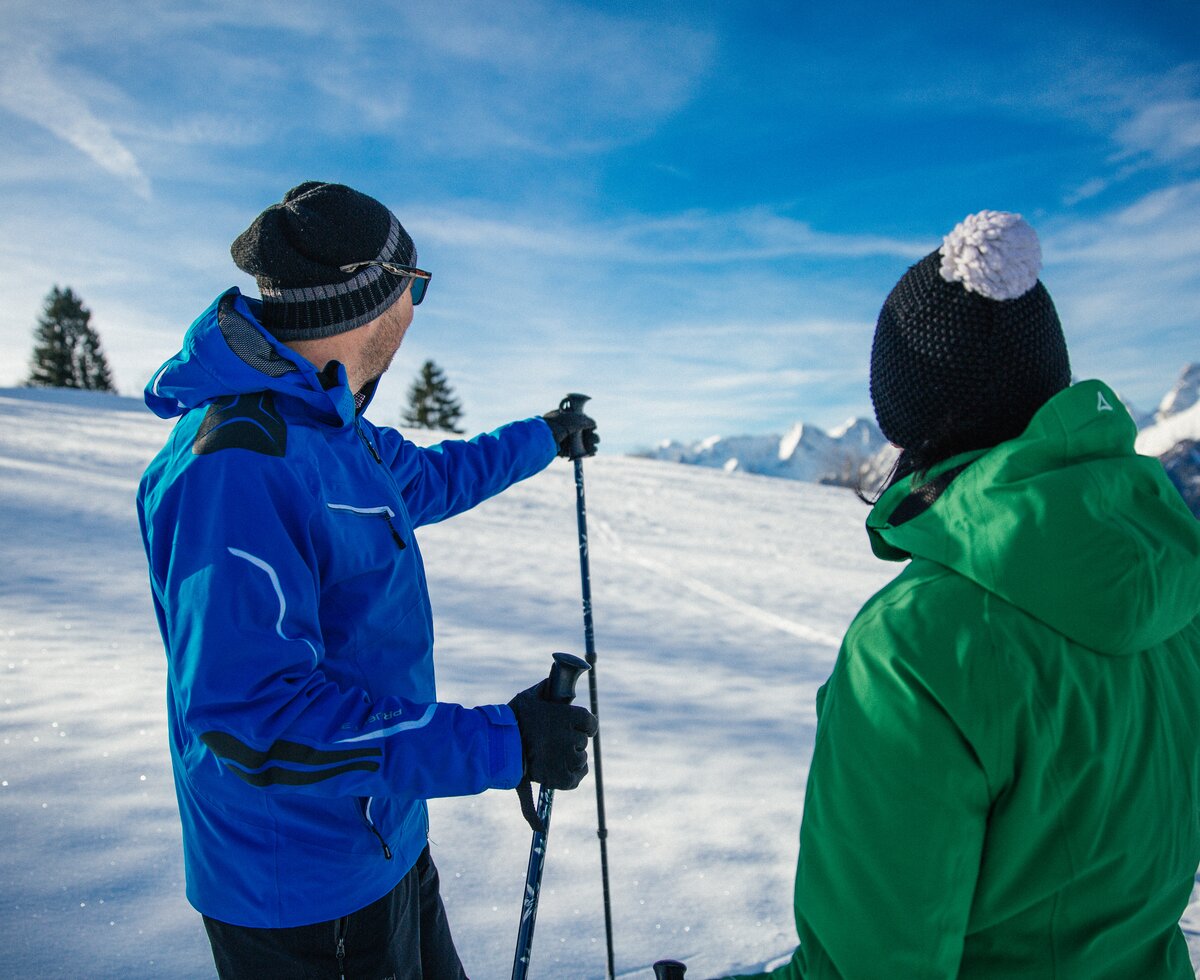 Ein Paar im Schnee mit Blick auf das Tote Gebirge, Nationalparkregion Kalkalpen | © Urlaub am Bauernhof Oberösterreich / Pascal Baronit