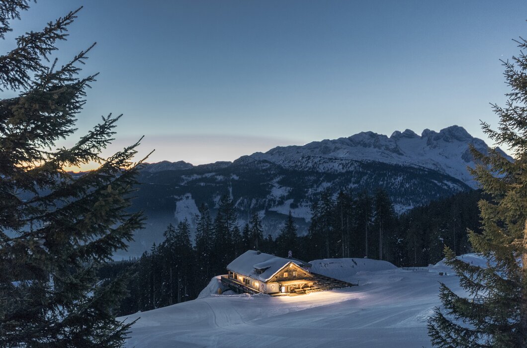 Abendstimmung auf einer Berghütte im Winter mit Panorama der Dachstein-Region, Salzkammergut | © Oberösterreich Tourismus GmbH / David Lugmayr