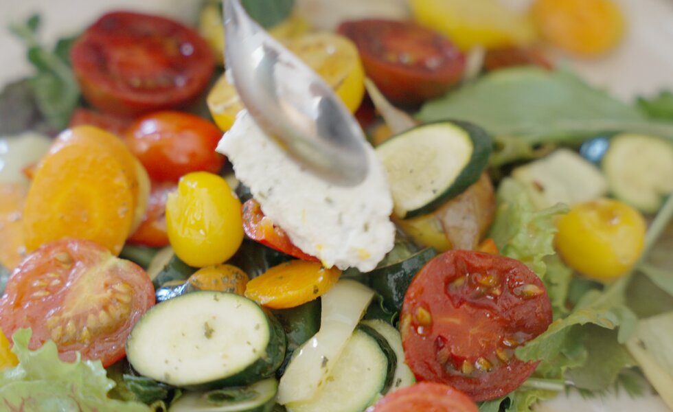 Bunter Gemüsesalat mit roten und gelben Kirschtomaten, Zucchini und Kräutern. Frisch, bunt und appetitlich angerichtet. | © Urlaub am Bauernhof / Daniel Gollner
