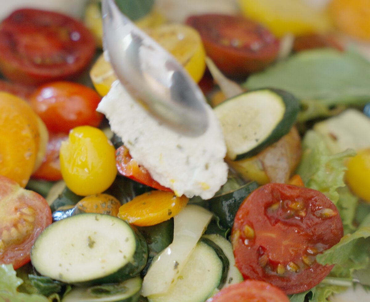 Bunter Gemüsesalat mit roten und gelben Kirschtomaten, Zucchini und Kräutern. Frisch, bunt und appetitlich angerichtet. | © Urlaub am Bauernhof / Daniel Gollner