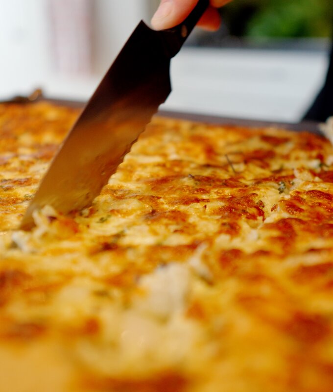 Freshly baked cheesy casserole with melted golden crust and bubbly topping, ready to be served. | © Urlaub am Bauernhof / Daniel Gollner