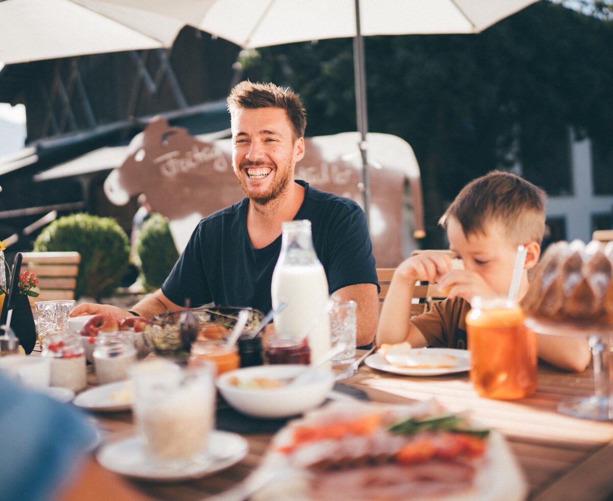 Familie beim Frühstück | © Urlaub am Bauernhof / Daniel Gollner Familie sitzt beim Frühstück | © Urlaub am Bauernhof / Daniel Gollner