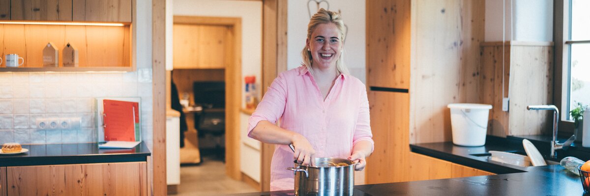 Frau kocht | © Urlaub am Bauernhof / Daniel Gollner