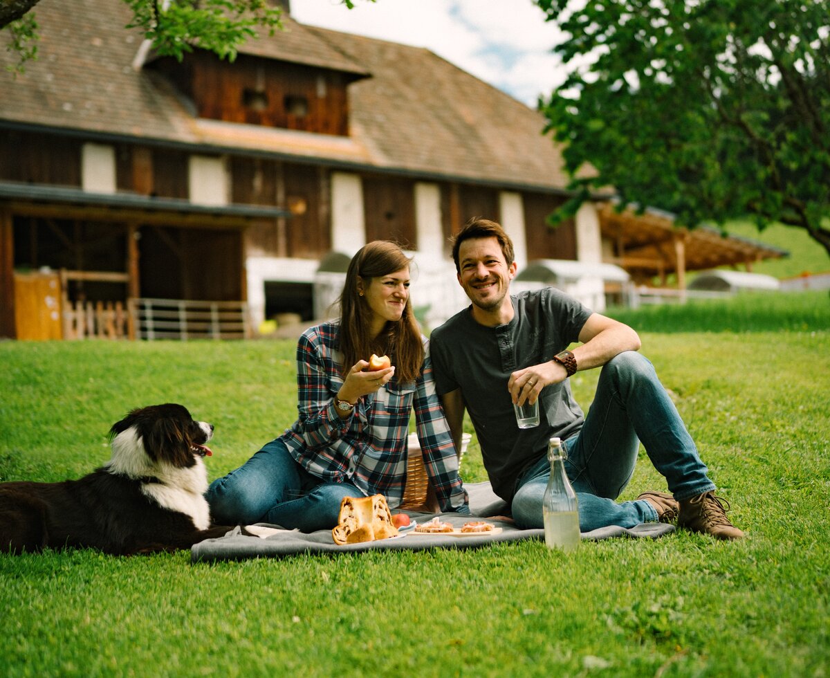 Paar bei Picknick in Wiese | © Urlaub am Bauernhof / Daniel Gollner Paar bei Picknick in Wiese | © Urlaub am Bauernhof / Daniel Gollner