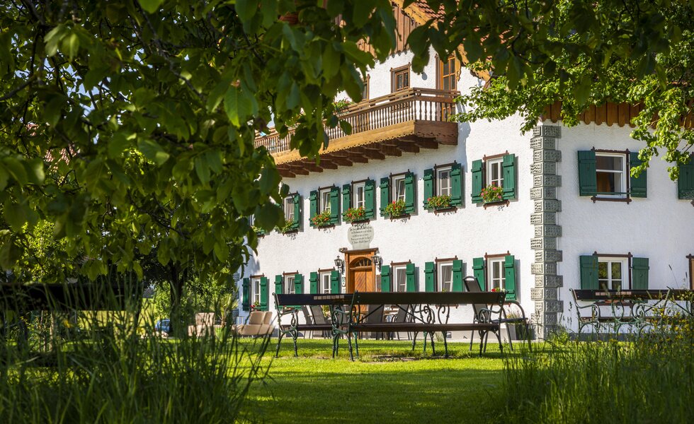 Frontansicht vom Bauernhof mit Bäumen davor | © Urlaub am Bauernhof Österreich / Bernd Suppan