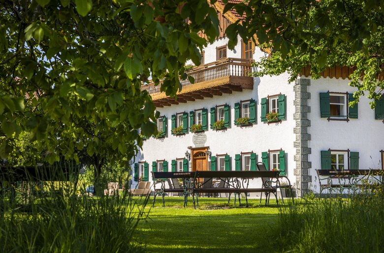 Frontansicht vom Bauernhof mit Bäumen davor | © Urlaub am Bauernhof Österreich / Bernd Suppan