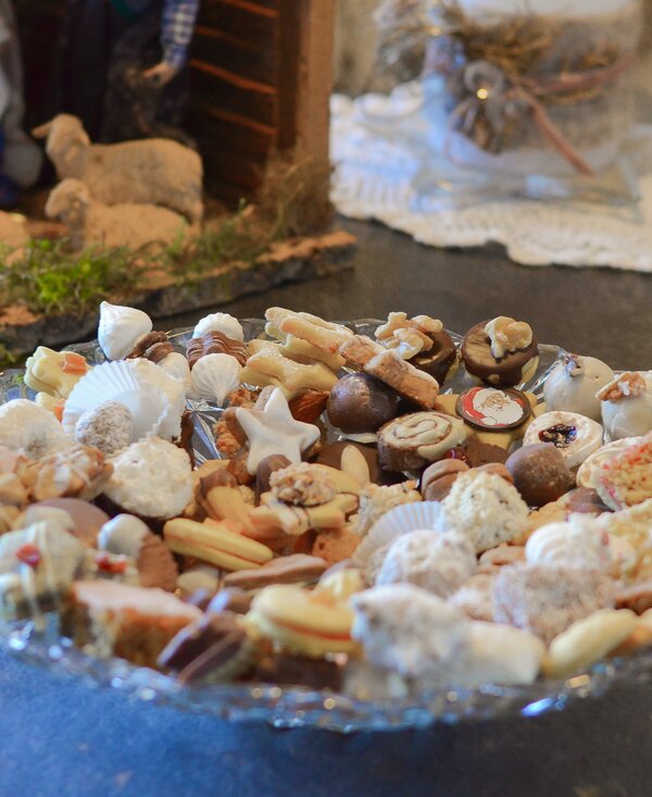 Kekse liegen in einer Glasschale vor einer Grippe und Kerze | © Laura Neißl / Urlaub am Bauernhof