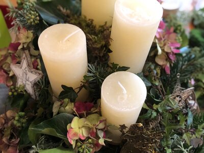 Adventkranz liegt am Tisch mit vier weißen Kerzen | © Urlaub am Bauernhof / Monika Fischl