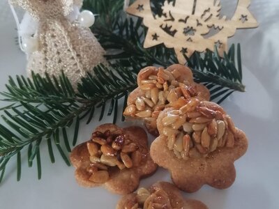 Kekse liegen auf Weihnachtsdekoration | © Urlaub am Bauernhof / Andrea Guggenberger
