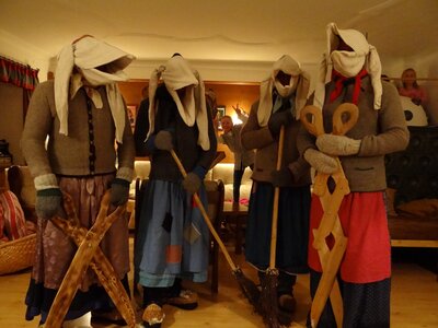 Vier Schnabelperchten stehen in der Stube am Steinbachhof in Salzburg | © Urlaub am Bauernhof / Ingrid Loitfellner