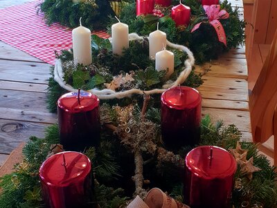 fünf Adventkränze auf einem Tisch | © Urlaub am Bauernhof fünf Adventkränze auf einem Tisch | © Urlaub am Bauernhof