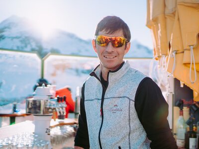 Armin Neurauter | © Urlaub am Bauernhof / Daniel Gollner Armin Neurauter hinter der Skibar | © Urlaub am Bauernhof / Daniel Gollner