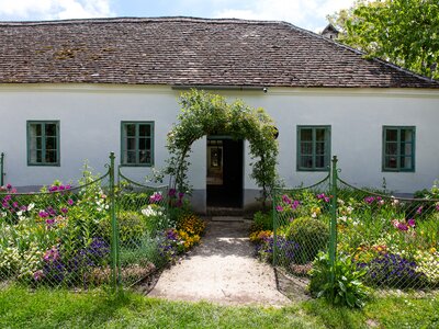 Bürgermeisterhaus mit grauem Sockel | © Weinviertler Museumsdorf Niedersulz / Foto: Roman Jandl Bürgermeisterhaus mit grauem Sockel im Weinviertler Museumsdorf Niedersulz | © Weinviertler Museumsdorf Niedersulz / Foto: Roman Jandl