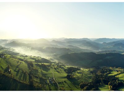Blick über das Mostviertel | © Urlaub am Bauernhof Österreich / Walter Mussil Blick über das Mostviertel im Gegenlicht | © Urlaub am Bauernhof Österreich / Walter Mussil