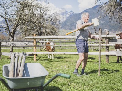 Bauer repariert Zaun  | © Urlaub am Bauernhof / Pascal Baronit