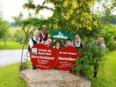 Familienfoto mit Hofschilder | © Urlaub am Bauernhof Österreich / Wolfgang Baumgartner Familienfoto mit Hofschilder | © Urlaub am Bauernhof Österreich / Wolfgang Baumgartner