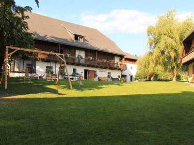 Hofansicht Hönigshof | © Urlaub am Bauernhof Österreich / Gertrude Kerschenbauer Hofansicht Hönigshof in der Oststeiermark | © Urlaub am Bauernhof Österreich / Gertrude Kerschenbauer