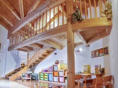 Großes Spielzimmer | © Claudia Tschurtschenthaler Großes Spielzimmer aus Holz im Weitwinkel fotografiert | © Claudia Tschurtschenthaler