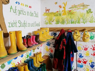 Bunte Gummistiefel | © Claudia Tschurtschenthaler Bunte Gummistiefel in Kindergarderobe | © Claudia Tschurtschenthaler