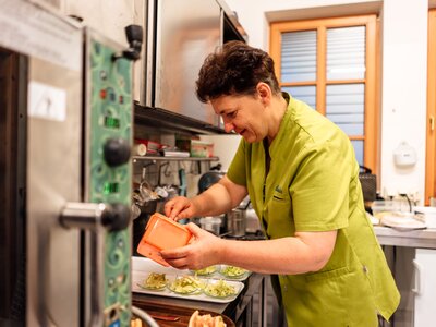Bäuerin in der Küche | © Urlaub am Bauernhof / Daniel Gollner Bäuerin steht in der Küche und bereitet das Frühstück vor | © Urlaub am Bauernhof / Daniel Gollner
