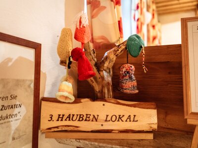 Deko in der Landhofmühle | © Urlaub am Bauernhof / Daniel Gollner gestrickte Haubendeko in der Landhofmühle Burgenland | © Urlaub am Bauernhof / Daniel Gollner